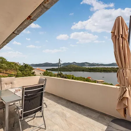 1 Bedroom Beautiful Apartment In Veli Iz *