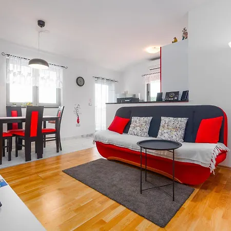 1 Bedroom Beautiful Apartment In Veli Iz Apartamento